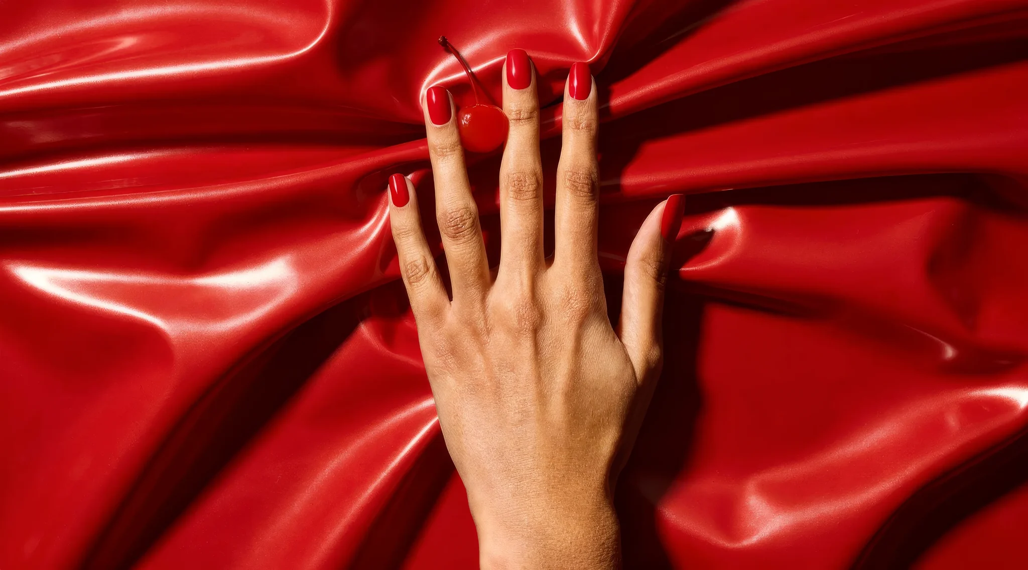 A glossy Glaize stick-on gel manicure